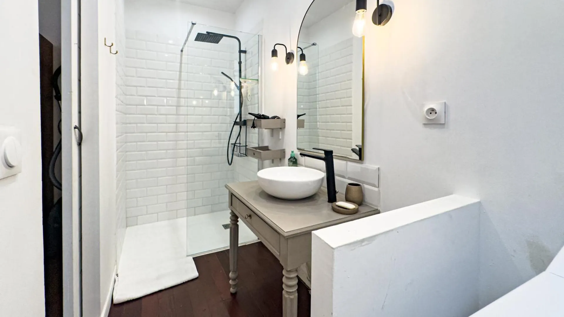 Apartment Penbed-2br- Lovely Parisian Near Bastille